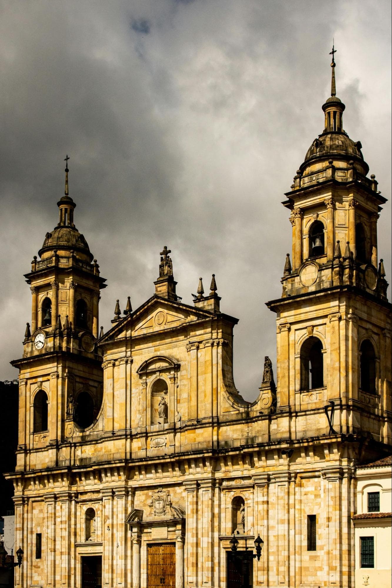 Catedral Primada y Plaza Bolívar bajo nubes dramáticas, Bogotá
