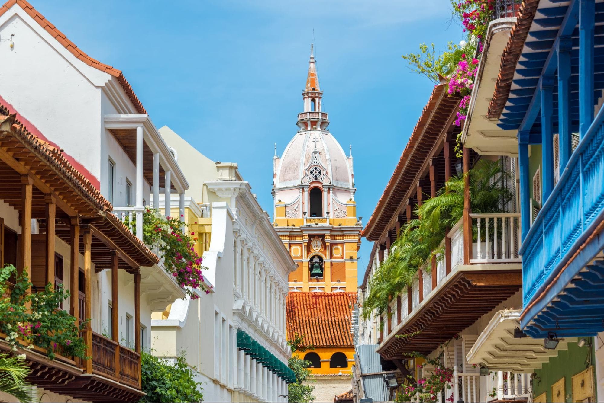 Balcones de colores y catedral, centro histórico de Cartagena